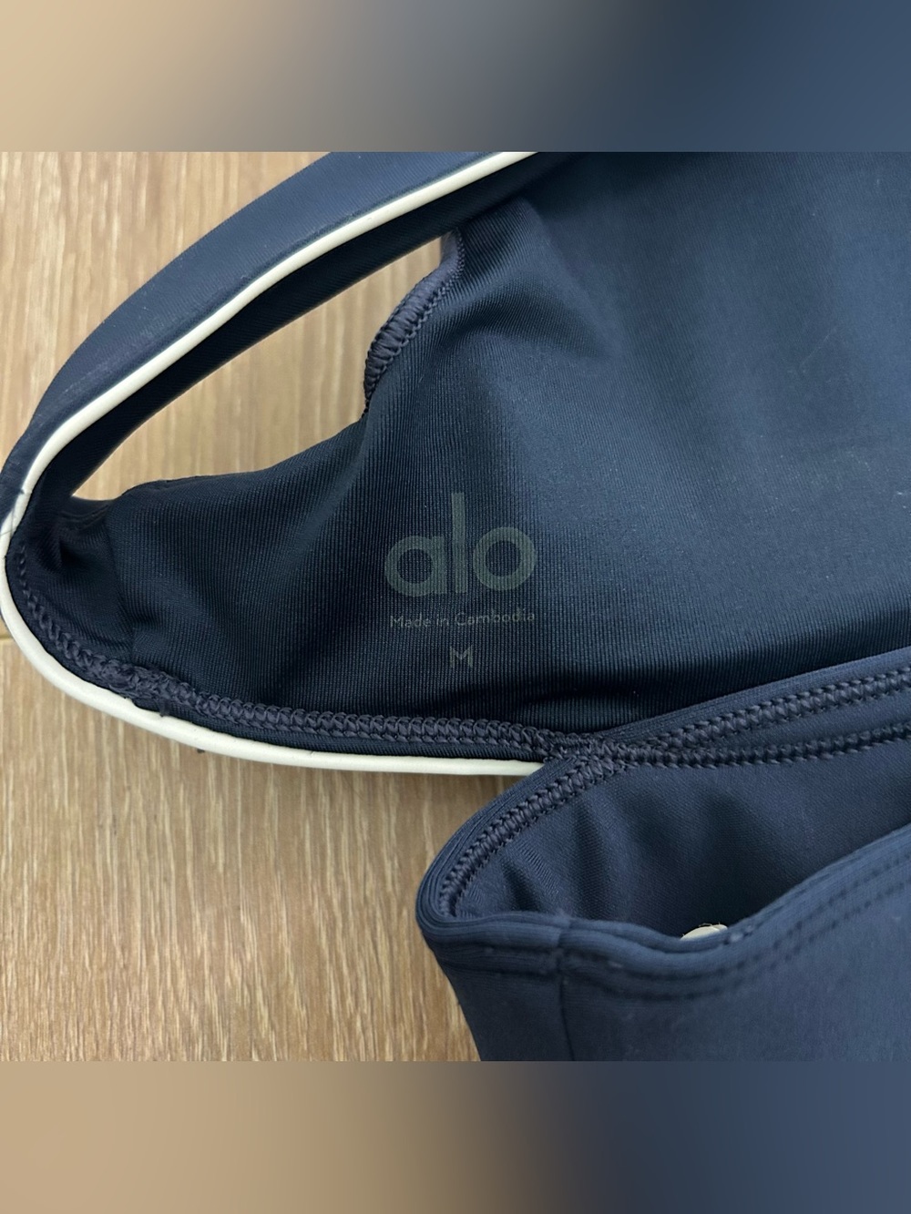 Alo Yoga Airlift Speedwork Bra in Navy Size Medium - Picture 6 of 10